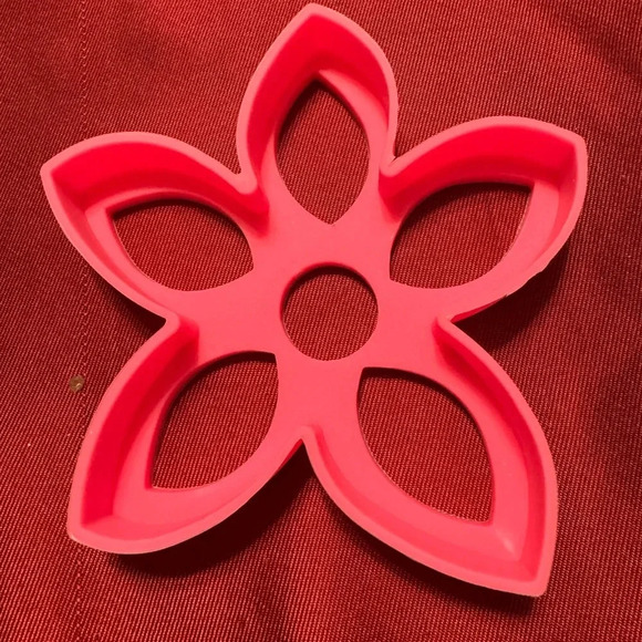 40 Cookie Cutters; stainless steels, plastic, silicone all occasions - Picture 7 of 8